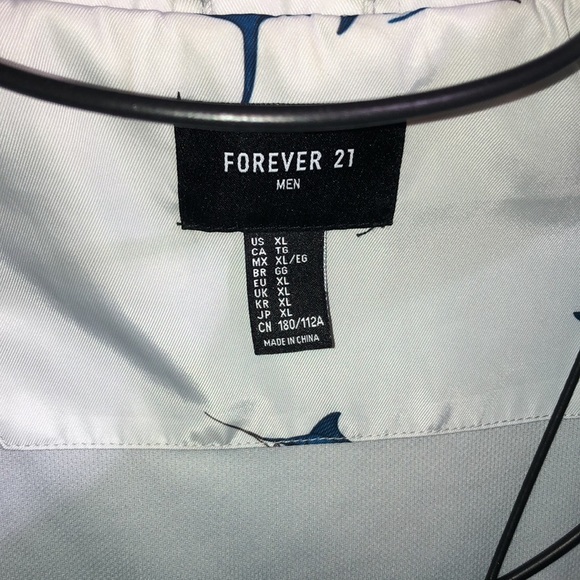 Men’s Forever 21 Silver Fish Patterned Raincoat size XL rain coat light weight - Picture 5 of 7